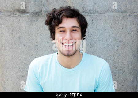 Ritratto di un bel giovane caucasico uomo adulto con gli occhi blu all'aperto con spazio di copia Foto Stock