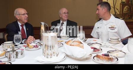 150826-N-CI175-172 Detroit, Michigan. (Agosto 26, 2015) Lt. Jeff Lanpher colloqui con membri del Rotary Club di Detroit a un pranzo durante la Detroit Navy settimana. Navy settimane la messa a fuoco di una varietà di beni, attrezzature e personale su una singola città per un week-end di una lunga serie di combattimenti progettato per portare l'America Navy più vicina alla gente che protegge, in città che non hanno una grande presenza navale. (U.S. Foto di Marina di Massa lo specialista di comunicazione 1a classe Jon Rasmussen/rilasciato) Foto Stock