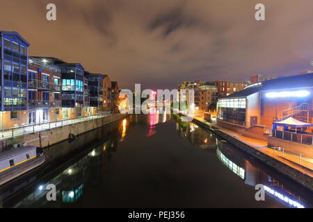 Una vista lungo il Leeds a Liverpool Canal dal centenario ponte che si trova a Brewery Wharf in Leeds City Centre Foto Stock