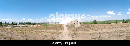 Vista esterna di protezione Catalhoyuk. È la cittadina più antica del mondo con grandi neolitico e Calcolitico città insediamento in Cumra, Konya. Esso è stato costruito Foto Stock