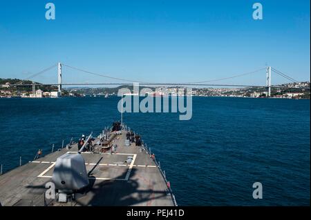 150828-N-AX546-176 lo stretto del Bosforo (Agosto 28, 2015) USS Donald Cook (DDG 75) transita attraverso il lo stretto del Bosforo in rotta verso il Mar Nero il Agosto 28, 2015. Donald Cook, un Arleigh Burke-class guidato-missile distruttore, sta conducendo operazioni navali negli Stati Uniti Sesta flotta area di operazioni a sostegno degli Stati Uniti per gli interessi di sicurezza nazionali in Europa. (U.S. Foto di Marina di Massa lo specialista di comunicazione 1a classe Sean Spratt /rilasciato) Foto Stock