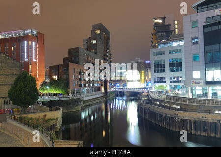 La nuova costruzione ingresso sud alla stazione di Leeds a notte. Foto Stock