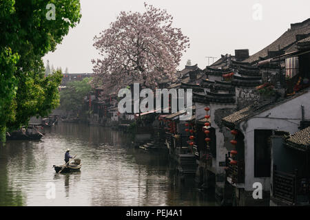 Uomo in piedi su una barca in Xitang, Cina Foto Stock