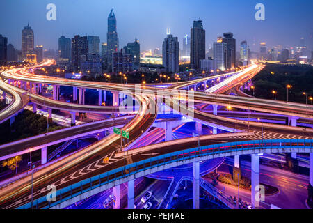 Yan'an elevato autostrada intersezione a Shanghai in Cina Foto Stock