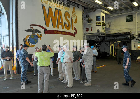 Ventiquattro civili di professionisti provenienti da un ampio spettro di campi di carriera e di competenze ha viaggiato attraverso gli Stati Uniti per raccogliere per un tour a bordo di USS Wasp (LHD-1), alla stazione navale di Norfolk, Virginia, Agosto 28 come parte di un giro il Segretario della Difesa Senior leader Programma di impegno (in precedenza noto come il comune orientamento civile conferenza). Lo scopo di SLEP è quello di aumentare la consapevolezza pubblica di difesa nazionale attraverso un forum di scambio libero tra influenti cittadini, DoD funzionari e leadership militare. SLEP è costituito da una sezione di influenti americani che sono leader in thei Foto Stock