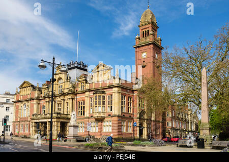 Palazzo Comunale, memoriale di guerra e la torre dell orologio. Leamington Spa Warwickshire, West Midlands, Inghilterra, Regno Unito, Gran Bretagna Foto Stock