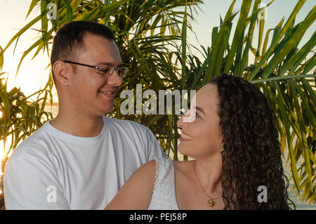 Appassionato e felice coppia dopo aver accettato il matrimonio, pose diverse e le interazioni di questa nuova coppia Foto Stock