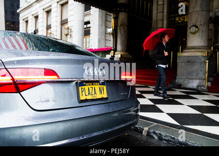 Audi A8 con Plaza NY piastra nella parte anteriore del Plaza Hotel di New York Foto Stock