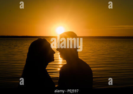 Appassionato e felice coppia dopo aver accettato il matrimonio, pose diverse e le interazioni di questa nuova coppia Foto Stock