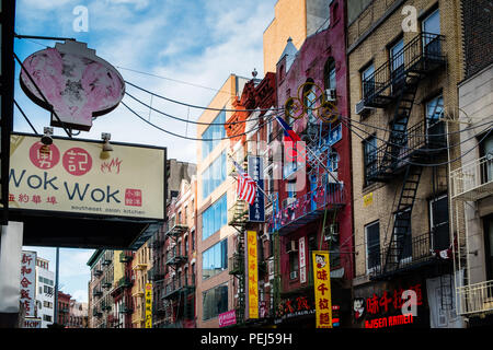 Molteplici segni in Chinatown, Mott Street, New york, Stati Uniti d'America Foto Stock