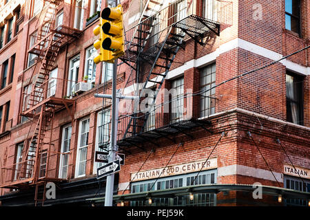 Appartamenti su un angolo di strada in Little Italy, New York Foto Stock