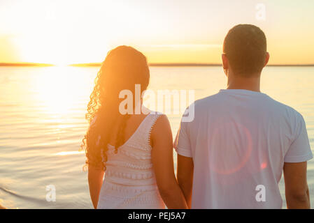 Appassionato e felice coppia dopo aver accettato il matrimonio, pose diverse e le interazioni di questa nuova coppia Foto Stock