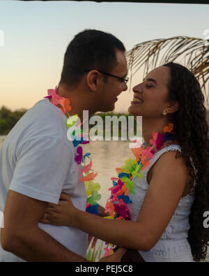 Appassionato e felice coppia dopo aver accettato il matrimonio, pose diverse e le interazioni di questa nuova coppia Foto Stock