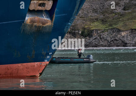 Un piccolo zodiac accanto all'expedition nave Plancius Isole Svalbard, Norvegia Foto Stock