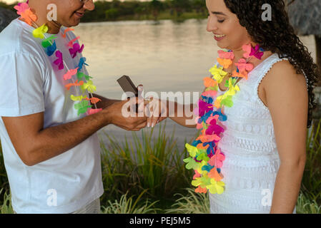 Appassionato e felice coppia dopo aver accettato il matrimonio, pose diverse e le interazioni di questa nuova coppia Foto Stock