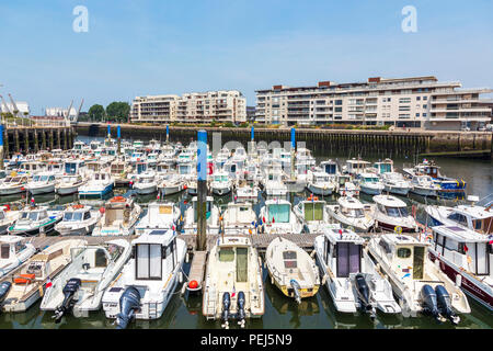 Flotta locale di piccole barche nel porto di Dunkirk, Dunkerque, Francia Foto Stock