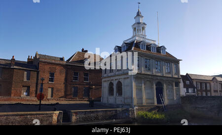 Custom House lungo con la statua del Capitano George Vancouver kings lynn, norfolk, Regno Unito Foto Stock