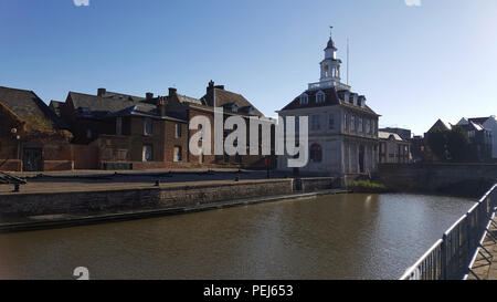 Custom House lungo con la statua del Capitano George Vancouver kings lynn, norfolk, Regno Unito Foto Stock