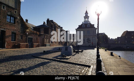 Custom House lungo con la statua del Capitano George Vancouver kings lynn, norfolk, Regno Unito Foto Stock