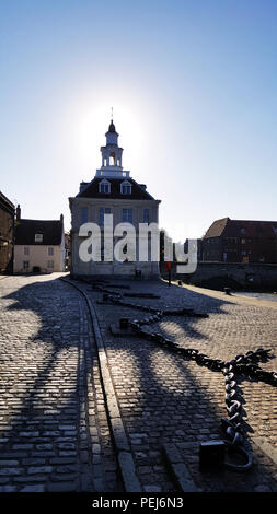 Custom House lungo con la statua del Capitano George Vancouver kings lynn, norfolk, Regno Unito Foto Stock