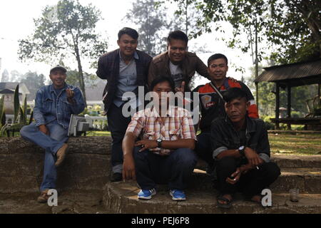 Un gruppo di lavoratori indonesiani posano per una foto durante la Garuda scudo in Sukabumi, Indonesia, Agosto 23, 2015. Garuda Shield è un regolarmente pianificate, bilaterali esercizio sponsorizzato da U.S. Pacifico esercito e ospitato annualmente dall'Tentara Nasional Indonesia (TNI - Forze Armate Indonesiane). (U.S. Esercito foto di Spc. La Giordania Talbot/rilasciato) Foto Stock