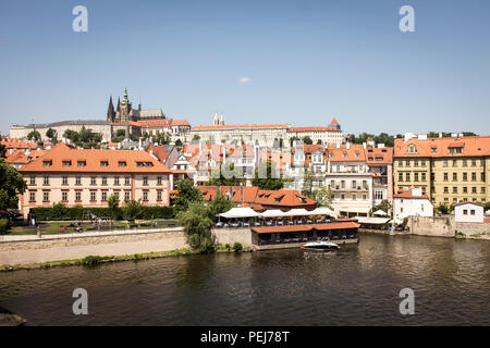 Una vista sul fiume Moldava verso la Città Minore, Mala Strana e il Castello di Praga a Praga, Repubblica Ceca. Foto Stock