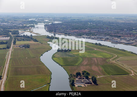 Vista aerea olandese fiume IJssel vicino alla città medievale di Kampen Foto Stock