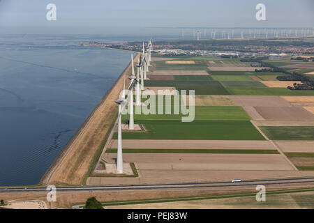 Vista aerea olandese paesaggio agricolo con turbine eoliche lungo la costa Foto Stock