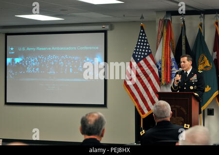 Lt. Gen. Jeffrey Talley, capo di esercito di riserva e comandante generale, U.S. La riserva di esercito Comando, parla all esercito di Ambasciatori di riserva durante l esercito nazionale di riserva dell Ambasciatore Forum di formazione, 7 Dicembre in parchi di Camp, Dublino, Calif. Foto Stock