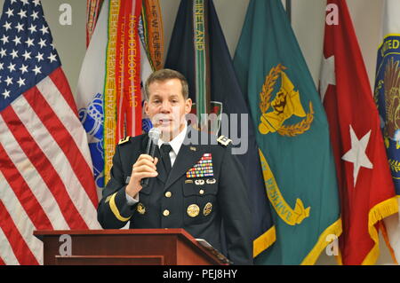 Lt. Gen. Jeffrey Talley, capo di esercito di riserva e comandante generale, U.S. La riserva di esercito Comando, parla all esercito di ambasciatori di riserva durante l esercito nazionale di riserva dell Ambasciatore Forum di formazione, 7 Dicembre in parchi di Camp, Dublino, Calif. Foto Stock