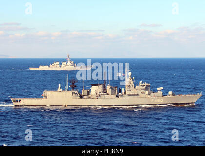 151206-N-ZZ999-095 MAR EGEO (dec. n. 6, 2015) -- La Elli-class frigate HS Aigaion (F 460) transita il Mare Egeo con visite-missile destroyer USS Bulkeley (DDG 84) durante un al-Esercizio del mare con la marina ellenica. Bulkeley, parte di Harry Truman Carrier Strike gruppo, sta conducendo operazioni navali negli Stati Uniti Sesta flotta area di operazioni a sostegno degli Stati Uniti per gli interessi di sicurezza nazionali in Europa e in Africa. (U.S. Navy foto di Lt. K. Fitch/rilasciato) Foto Stock