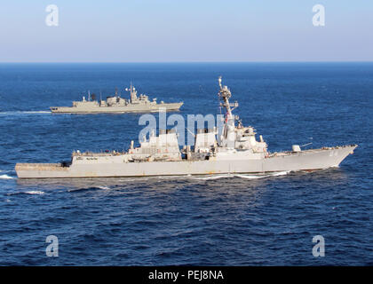 151206-N-ZZ999-213 MAR EGEO (dec. n. 6, 2015) -- Visite-missile destroyer USS Bulkeley (DDG 84) transita il Mare Egeo con il Elli-class frigate HS Aigaion (F 460) durante un al-Esercizio del mare con la marina ellenica. Bulkeley, parte di Harry Truman Carrier Strike gruppo, sta conducendo operazioni navali negli Stati Uniti Sesta flotta area di operazioni a sostegno degli Stati Uniti per gli interessi di sicurezza nazionali in Europa e in Africa. (U.S. Navy foto di Lt. K. Fitch/rilasciato) Foto Stock