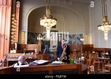 Musica dal vivo presso il cafe ristorante di Praga Casa Comunale Repubblica Ceca Foto Stock