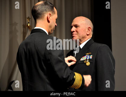 151207-N-GL720-001 Bethesda, Maryland (dec. n. 7, 2015) Vice Adm. Matteo Nathan, Navy chirurgo generale e chief, U.S. Navy Bureau della medicina e chirurgia riceve Distinguished Service Medal (medaglia d'Oro al posto del secondo premio) dal Capo di operazioni navali (CNO) Adm. John Richardson durante la sua cerimonia di pensionamento. Nathan in pensione dopo 31 anni di servizio. (U.S. Foto di Marina di James Rosenfelder/rilasciato) Foto Stock