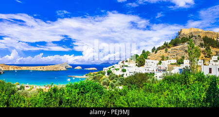 Bellissima Lindos Bay,vista con il castello vecchio e il mare,l' isola di Rodi, Grecia Foto Stock