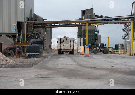 Corso di grande aggregato è trasportato in un altro sito a Whitwell Quarry,DERBYSHIRE REGNO UNITO, dove il cemento è fatto. Foto Stock