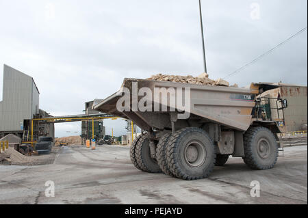 Corso di grande aggregato è trasportato in un altro sito a Whitwell Quarry,DERBYSHIRE REGNO UNITO, dove il cemento è fatto. Foto Stock