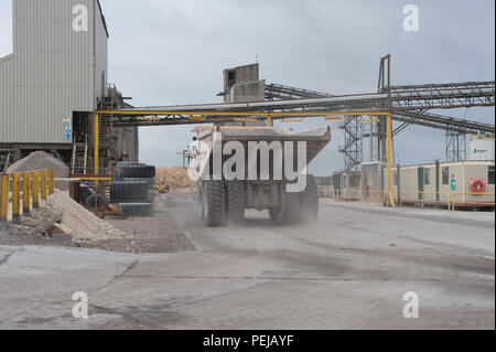 Corso di grande aggregato è trasportato in un altro sito a Whitwell Quarry,DERBYSHIRE REGNO UNITO, dove il cemento è fatto. Foto Stock