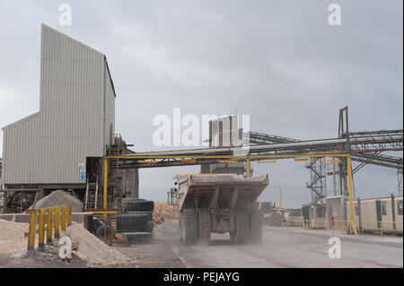 Corso di grande aggregato è trasportato in un altro sito a Whitwell Quarry,DERBYSHIRE REGNO UNITO, dove il cemento è fatto. Foto Stock