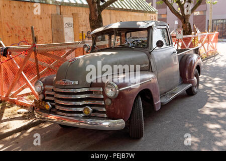 1950 Chevrolet pickup truck parcheggiato su una strada in Vancouver, BC, Canada Foto Stock
