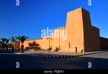 Tradizionale tipica storico muro marocchino, Tiznit, Marocco, medievale parete marocchino, marocchina street, cielo blu. Foto Stock