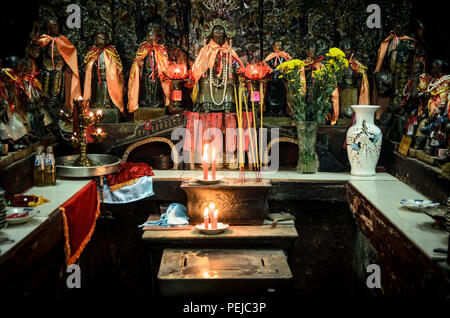 Un piccolo santuario con joss bastoncini di masterizzare alla Pagoda dell'Imperatore di Giada nella Da Kao distretto della città di Ho Chi Minh, Vietnam. Il tempio Cinese fu costruito i Foto Stock