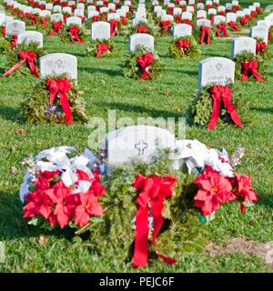 Le corone di fiori annuali attraverso l'America holiday wreath-cerimonia di posa a Quantico Cimitero Nazionale nel triangolo, Virginia, è detenuto in unità con i cimiteri nazionali a livello nazionale dic. 12 in onore dei militari e delle loro famiglie che hanno servito e sono in servizio presso il Dipartimento della Difesa. I membri della comunità è in grado di supportare la ghirlanda di pulitura 6 feb. Foto Stock