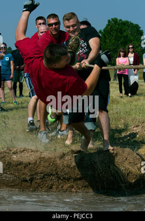 Daniel Davitt, novantesimo Medical Group, va airborne nel fango foro quando la sua squadra perde un Tug-of-War corrisponde il Agosto 21, 2015, durante l'annuale festa Frontiercade su F.E. Warren Air Force Base, Wyo. Ogni anno, avieri del novantesimo Missile parafango e le loro famiglie si riuniscono per competere in tali eventi come ferri di cavallo, pallavolo e un bufalo-chip mescolare. (U.S. Air Force foto di R.J. Oriez/rilasciato) Foto Stock