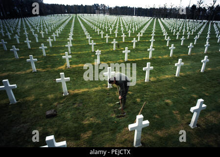 Oise-Aisne WWI cimitero americano. 1985 La Oise-Aisne American Cimitero e memoriale è un Americano cimitero militare nel nord della Francia. Tenute da A a D contiene le tombe di 6,012 soldati americani morti durante il combattimento in questa prossimità durante la guerra mondiale I, 597 dei quali non erano stati identificati, così come un monumento per 241 Americani che erano mancanti in azione durante le battaglie nella stessa zona e i cui resti non sono mai stati recuperati. Il Oise-Aisne Cimitero e memoriale americano si trova a un miglio e mezzo a est di Fère-en-Tardenois, Aisne, Picardia, Francia e circa 14 miglia (23 km a nord-est di C Foto Stock