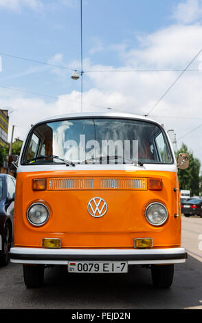 Minsk, Bielorussia, 14 agosto 2018 - Arancione Volkswagen Tipo 2 VW T2 parcheggiato sulla strada, noto come il trasportatore, Kombi o Microbus, Bus o pannello di Camper Foto Stock
