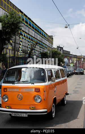 Minsk, Bielorussia, 14 agosto 2018 - Arancione Volkswagen Tipo 2 VW T2 parcheggiato sulla strada, noto come il trasportatore, Kombi o Microbus, Bus o pannello di Camper Foto Stock