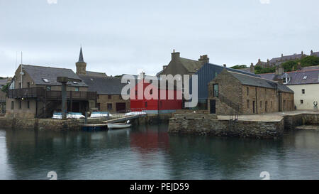 Una scena di Stromness Porto di Orkney Foto Stock