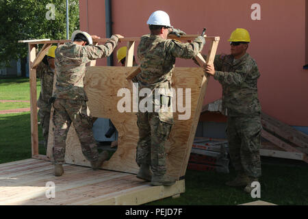 I soldati assegnati a cinquecentesimo Engineer Company, ingegnere xv battaglione, XVIII Polizia Militare brigata, attaccare una parete per un playhouse presso la famiglia Vinni Home, Vinni, Estonia, come parte del funzionamento Atlantic risolvere. Funzionamento Atlantic risolvere unisce le competenze e le attività dell'esercito degli Stati Uniti con i suoi alleati della NATO per incidere positivamente sulla comunità vicine e i cittadini. (U.S. Foto dell'esercito da Spc. Jacqueline Dowland, xiii Affari pubblici distacco) Foto Stock