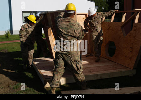 Figli residenti presso la famiglia Vinni Home, presenti un segno di apprezzamento per i soldati assegnati a cinquecentesimo Engineer Company, ingegnere xv battaglione, XVIII Polizia Militare brigata, durante una visita a costruire un playhouse per i residenti della casa, come parte del funzionamento Atlantic risolvere. Funzionamento Atlantic risolvere è una dimostrazione del costante impegno per la sicurezza collettiva della NATO e di una pace durevole e la stabilità nella regione. (U.S. Esercito foto di Spc. Jacqueline Dowland, xiii Affari pubblici distacco) Foto Stock